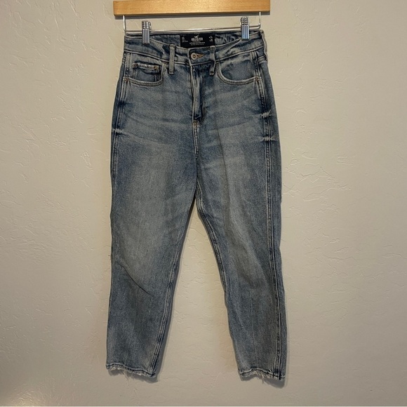 Hollister Ultra High-Rise Medium‎ Wash Mom Jeans Size 0 Short - Picture 1 of 7